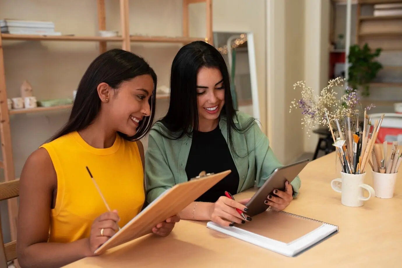 Halbnahe Aufnahme von Frauen, die zusammenarbeiten.